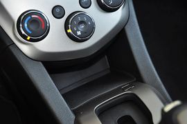 2011款雪佛兰爱唯欧两厢1.4SL自动型