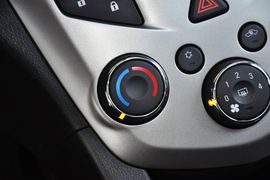 2011款雪佛兰爱唯欧两厢1.4SL自动型