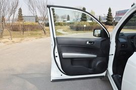 2012款日产奇骏2.5XL手动四驱豪华版