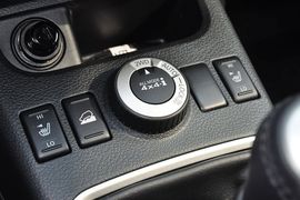 2012款日产奇骏2.5XL手动四驱豪华版