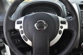 2012款日产奇骏2.5XL手动四驱豪华版