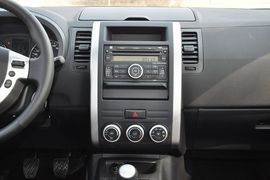 2012款日产奇骏2.5XL手动四驱豪华版