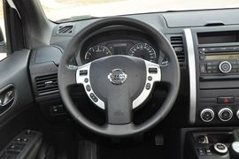2012款日产奇骏2.5XL手动四驱豪华版