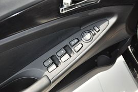 2013款现代索纳塔八2.4GLS自动豪华版