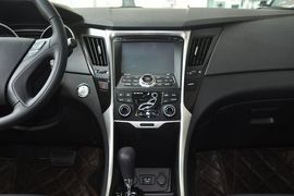 2013款现代索纳塔八2.4GLS自动豪华版