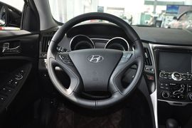 2013款现代索纳塔八2.4GLS自动豪华版