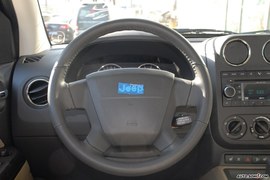 09款JEEP指南者内饰