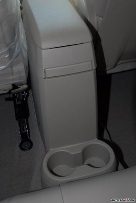 09款JEEP指南者内饰