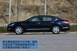 2013款日产新天籁动态试驾