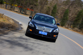 2013款日产新天籁动态试驾