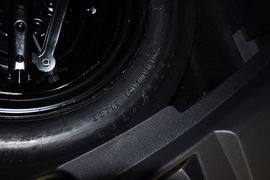 2013款Jeep指南者2.0L炫黑豪华版