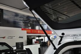2013款Jeep指南者2.0L炫黑豪华版