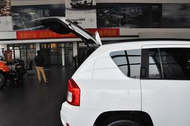 2013款Jeep指南者2.0L炫黑豪华版