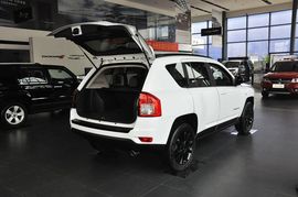 2013款Jeep指南者2.0L炫黑豪华版