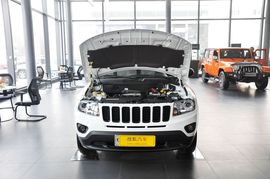 2013款Jeep指南者2.0L炫黑豪华版