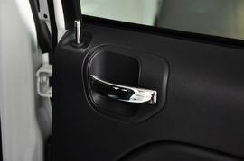 2013款Jeep指南者2.0L炫黑豪华版