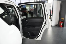 2013款Jeep指南者2.0L炫黑豪华版