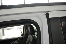 2013款Jeep指南者2.0L炫黑豪华版