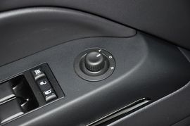 2013款Jeep指南者2.0L炫黑豪华版