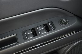2013款Jeep指南者2.0L炫黑豪华版