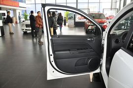 2013款Jeep指南者2.0L炫黑豪华版