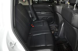 2013款Jeep指南者2.0L炫黑豪华版