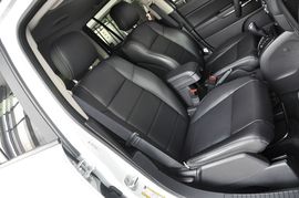 2013款Jeep指南者2.0L炫黑豪华版