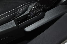 2013款Jeep指南者2.0L炫黑豪华版