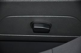 2013款Jeep指南者2.0L炫黑豪华版