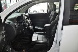 2013款Jeep指南者2.0L炫黑豪华版