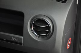 2013款Jeep指南者2.0L炫黑豪华版