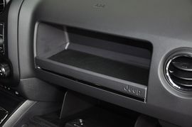 2013款Jeep指南者2.0L炫黑豪华版