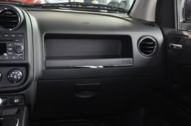 2013款Jeep指南者2.0L炫黑豪华版