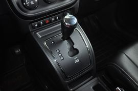 2013款Jeep指南者2.0L炫黑豪华版