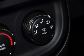 2013款Jeep指南者2.0L炫黑豪华版