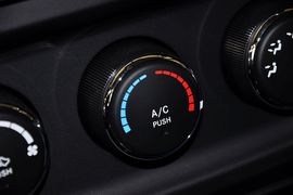 2013款Jeep指南者2.0L炫黑豪华版
