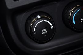 2013款Jeep指南者2.0L炫黑豪华版