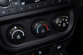 2013款Jeep指南者2.0L炫黑豪华版