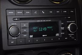 2013款Jeep指南者2.0L炫黑豪华版