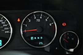 2013款Jeep指南者2.0L炫黑豪华版