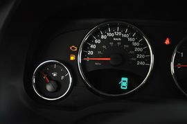 2013款Jeep指南者2.0L炫黑豪华版