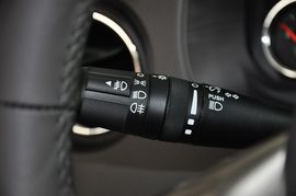 2013款Jeep指南者2.0L炫黑豪华版