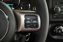2013款Jeep指南者2.0L炫黑豪华版
