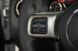 2013款Jeep指南者2.0L炫黑豪华版