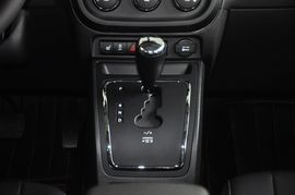 2013款Jeep指南者2.0L炫黑豪华版