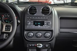2013款Jeep指南者2.0L炫黑豪华版