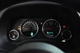 2013款Jeep指南者2.0L炫黑豪华版