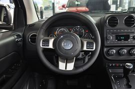 2013款Jeep指南者2.0L炫黑豪华版