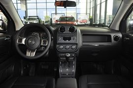 2013款Jeep指南者2.0L炫黑豪华版