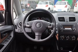 2013款铃木天语SX4酷锐1.6L手动灵动型